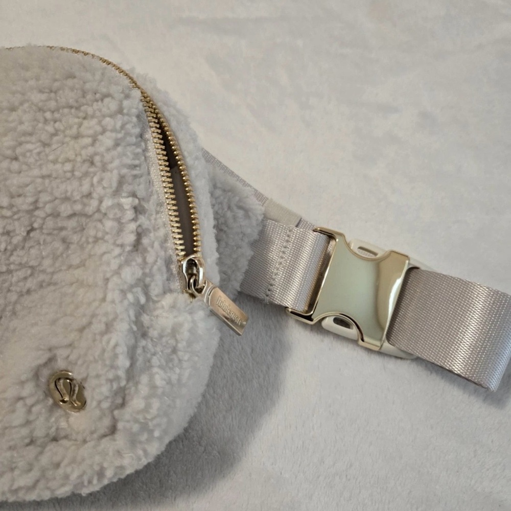 Lululemon 2L belt bag in white opal gold hardware - Picture 6 of 6